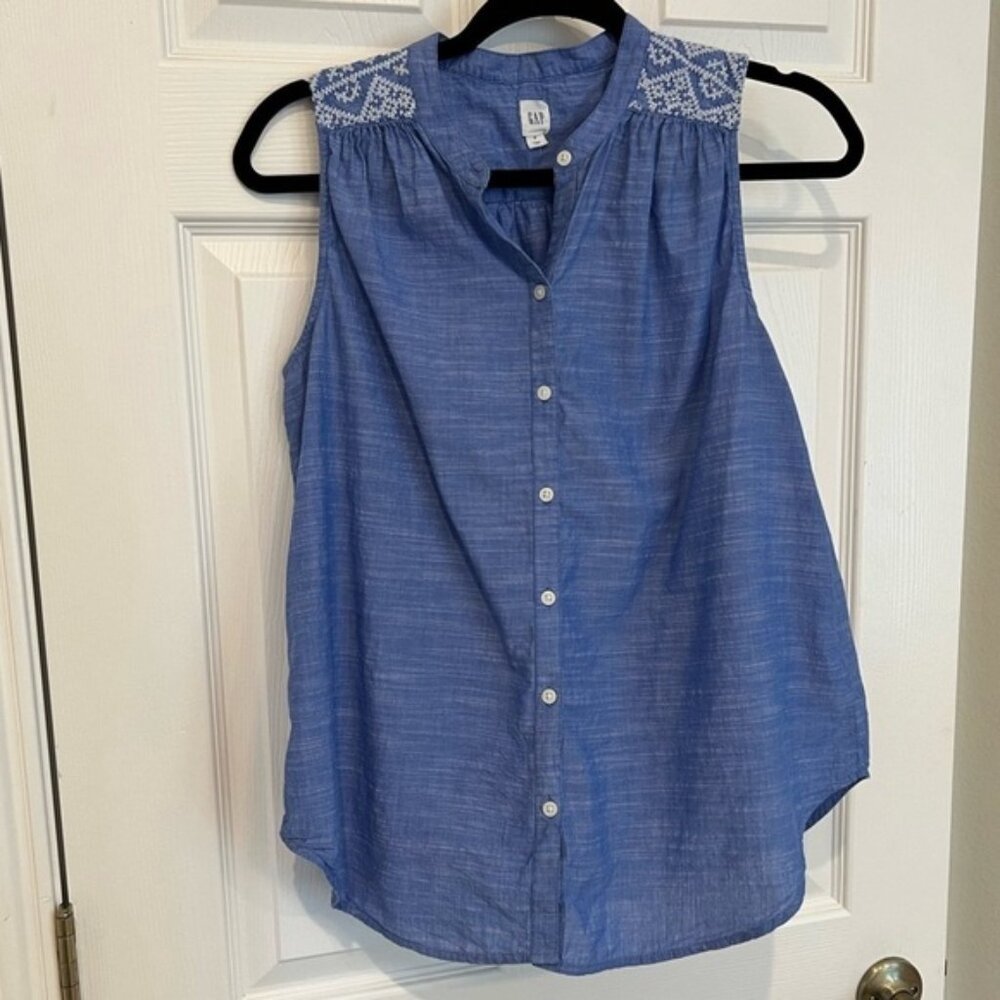 GAP Blue Sleeveless Embroidered Button Up Blouse Womens Small